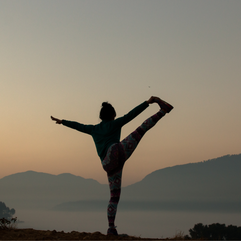 Vrouwen silhouet in yoga pose. Simpele tips om je gezondheid te verbeteren.